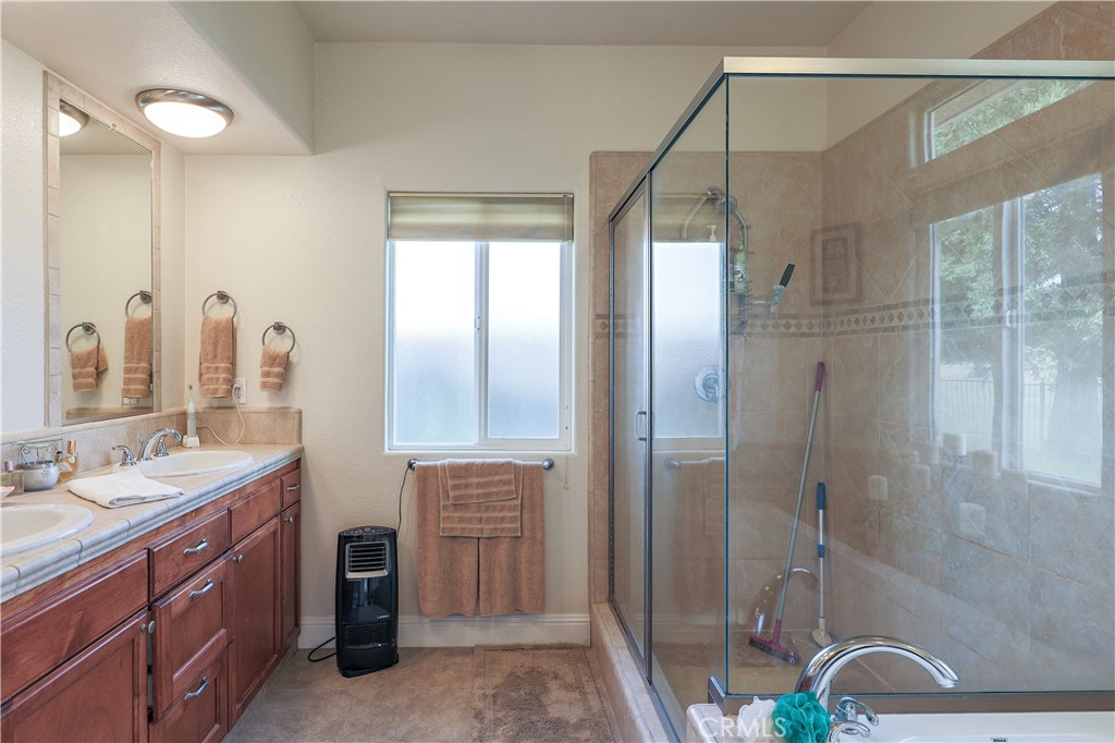8340 Lake Shore Dr, Chowchilla, CA 93610