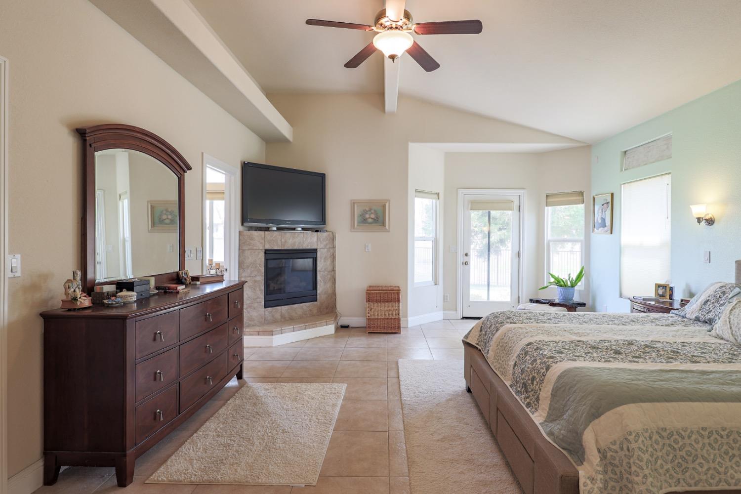 8340 Lake Shore Dr, Chowchilla, CA 93610