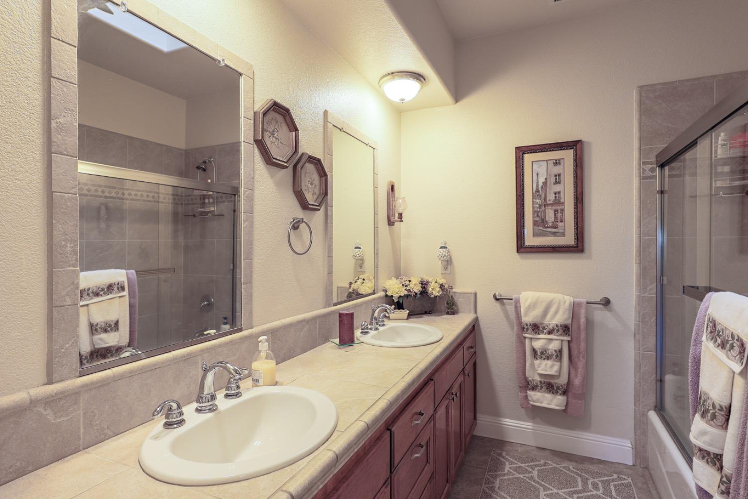 8340 Lake Shore Dr, Chowchilla, CA 93610