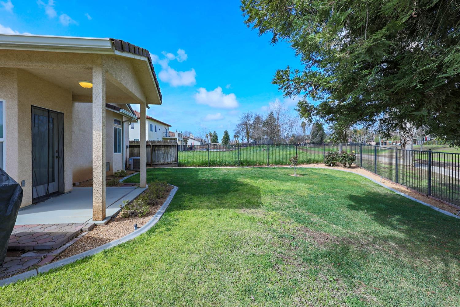 8340 Lake Shore Dr, Chowchilla, CA 93610