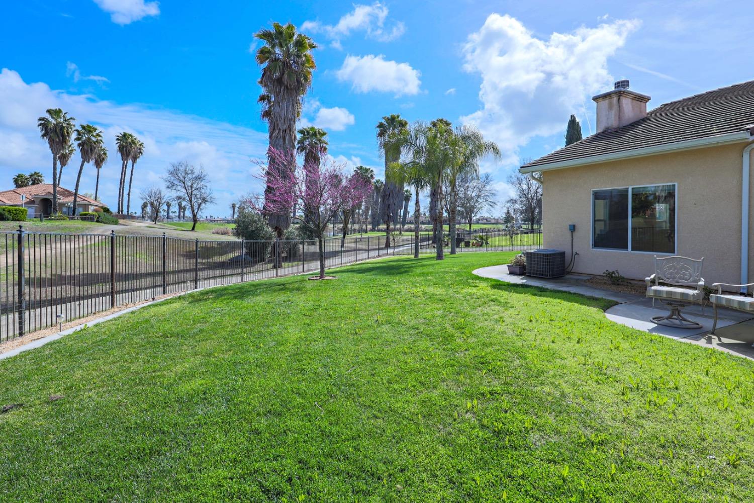 8340 Lake Shore Dr, Chowchilla, CA 93610